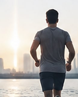 رجل يركض على الواجهة البحرية وقت الصباح