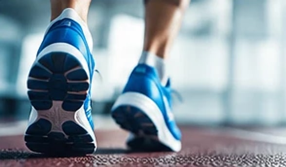 قدما عدّاء بحذاء رياضي أثناء الركض